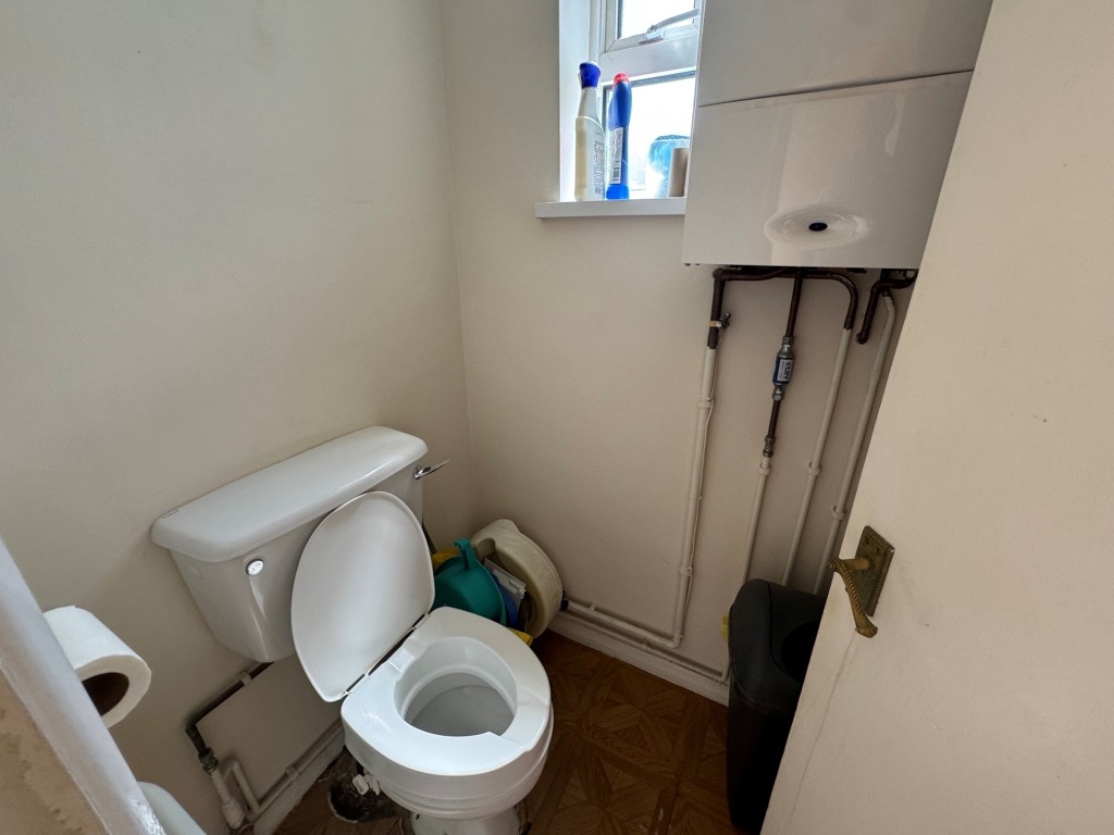 Lot: 112 - FREEHOLD STATUTORY RESIDENTIAL INVESTMENT - Cloakroom/W.C.